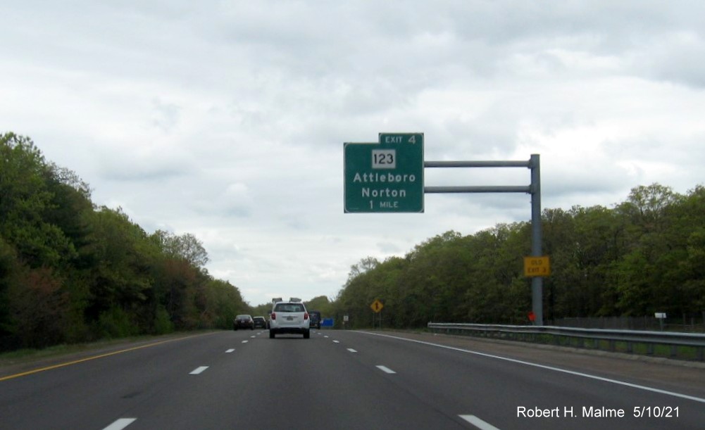 Image of 1 mile advance overhead sign for MA 123 exit with new milepost based exit number and yellow Old Exit 3 sign on support on I-95 North in Attleboro, May 2021