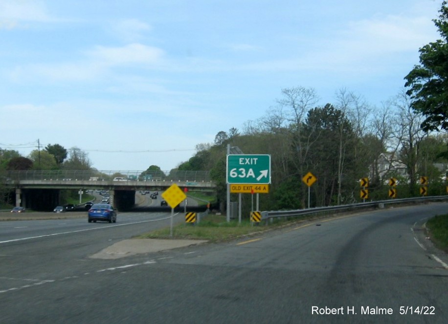 Image of new gore sign for US 1 South/MA 129 West on I-95/MA 128 North in Lynnfield, May 2022