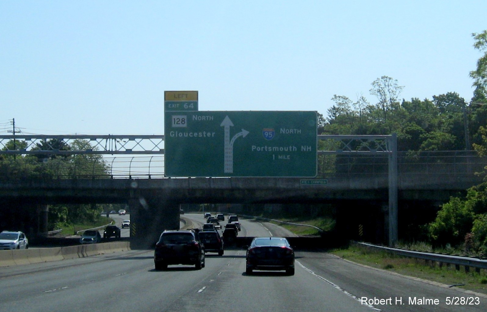 Image of recently placed 1 mile advance overhead diagrammatic sign for the MA 128 North exit on I-95/MA 128 North in Lynnfield, May 2023