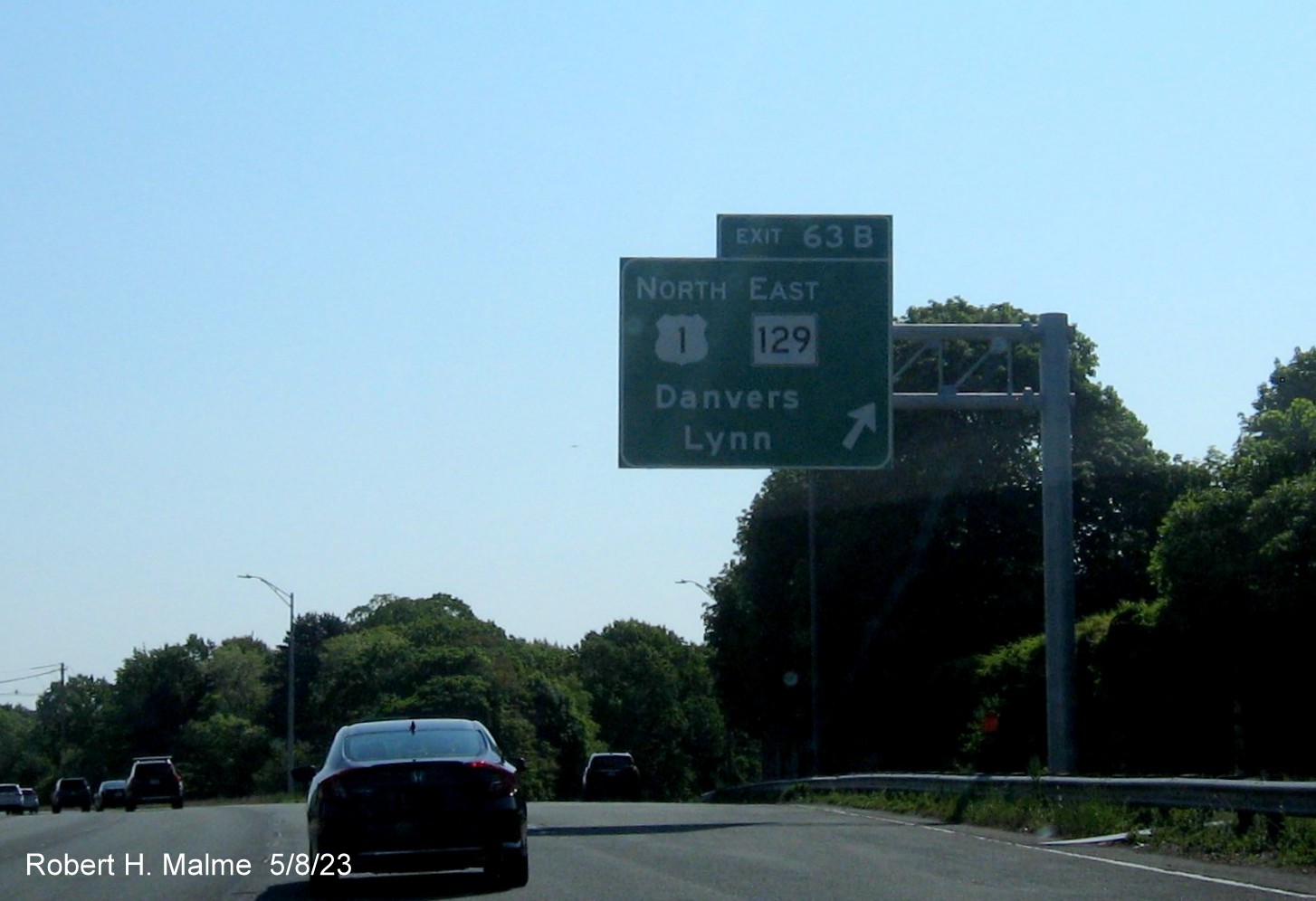 Image of recently placed overhead ramp sign for the US 1 North MA 129 East exit on I-95/MA 128 North in Lynnfield, May 2023
