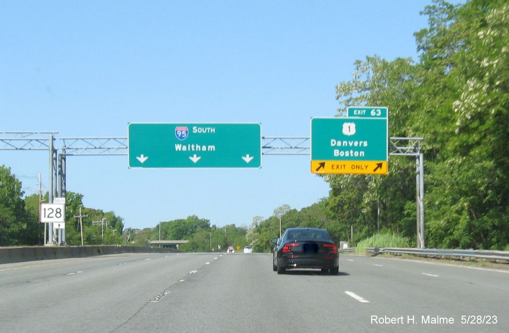 Image of recenty placed? overhead signage the ramp for the US 1 exit on I-95/MA 128 South in Peabody, May 2023