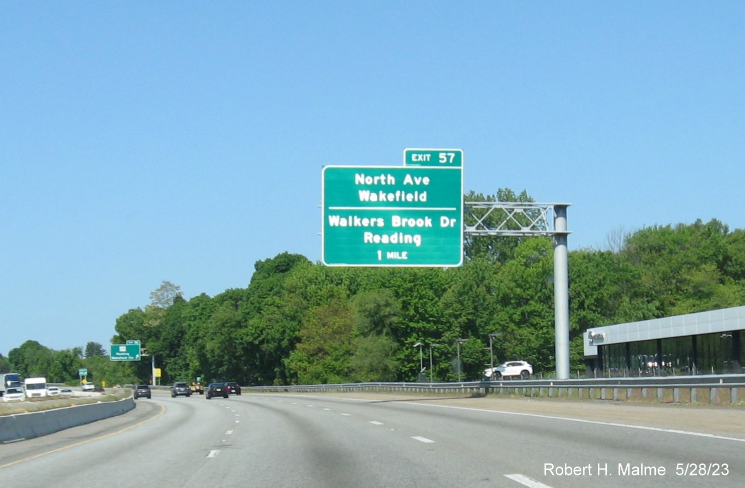 Image of recently placed 1 Mile advance overhead sign for North Avenue/Walkers Brook Drive exit on I-95/MA 128 South in Wakefield, May 2023