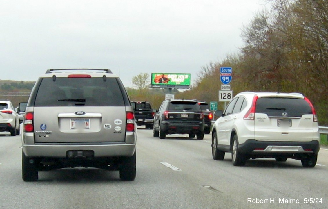 Image of South I-95/MA 128 reassurance marker placed in fall 2023 now with white directional banner after MA 129 exit in Wakefield, May 2024