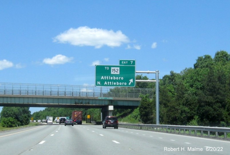 Image of newly placed overhead ramp sign for To MA 152 exit on I-95 North in North Attleboro, June 2022