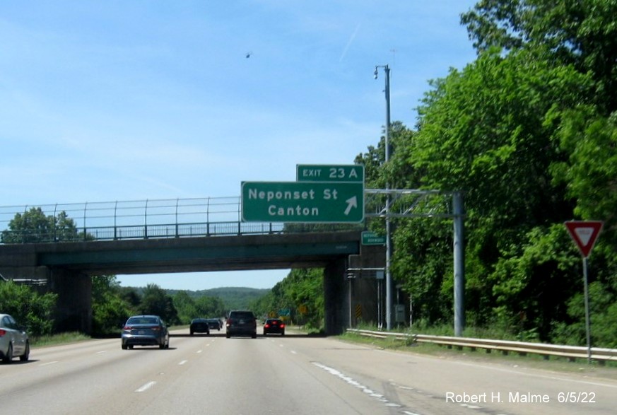 Image of new overhead signage at ramp to Neponset Street east on I-95 South in Norwood, June 2022