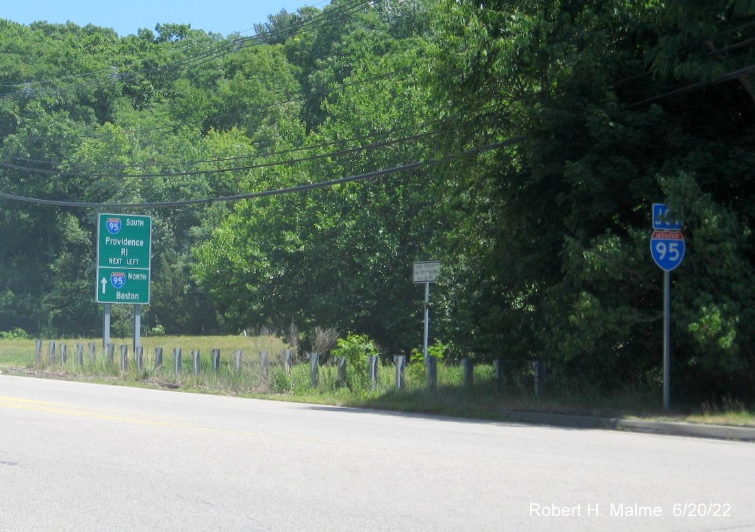 Image of new ground mounted guide signs for I-95 ramps on MA 123 East in Attleboro, June 2022