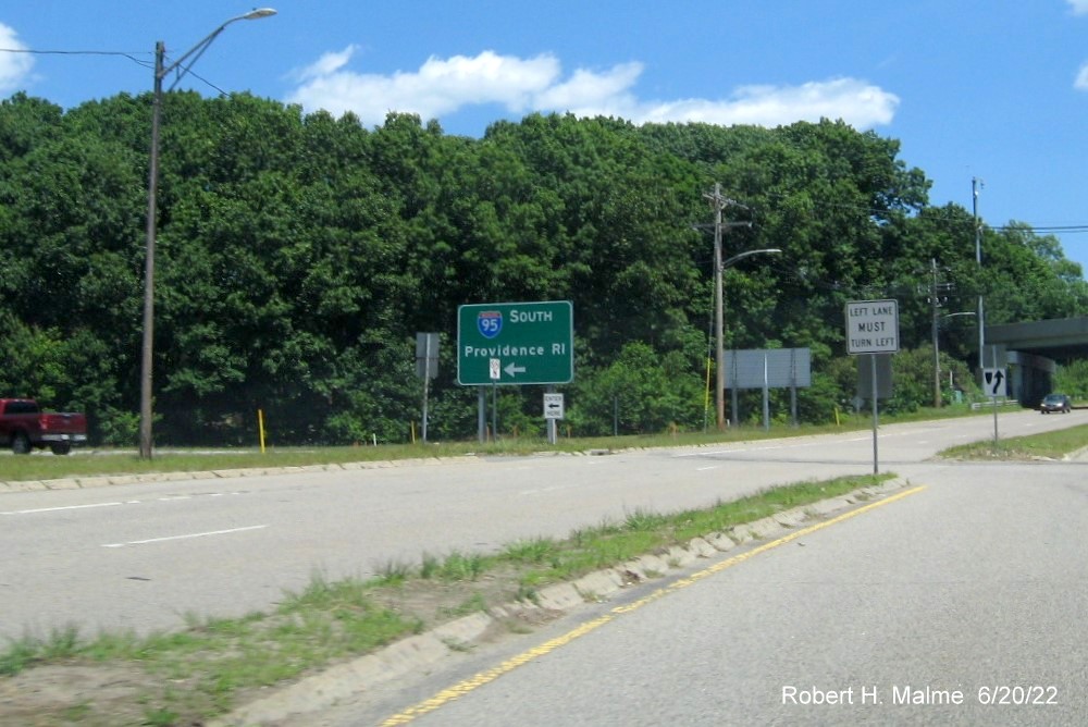 Image of new ground mounted guide sign for I-95 South ramp on MA 123 East in Attleboro, June 2022