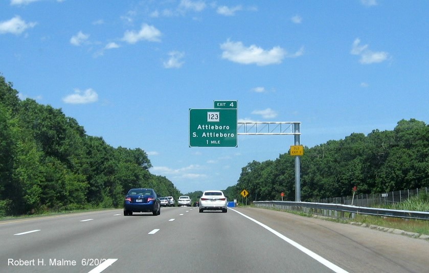 Image of newly placed 1 Mile advance overhead sign for MA 123 exit on I-95 North in Attleboro, June 2022