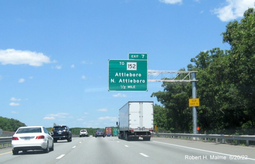 Image of newly placed 1/2 Mile advance overhead sign for To MA 152 exit on I-95 North in North Attleboro, June 2022