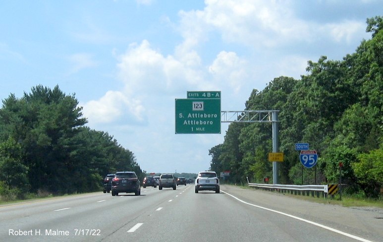 Image of recently placed 1 mile advance overhead sign for MA 123 exits on I-95 South in Attleboro, July 2022