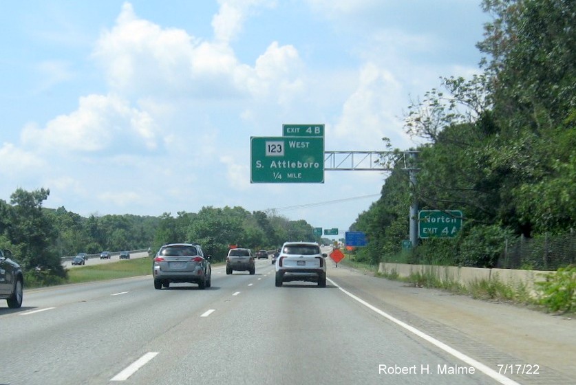Image of recently placed 1/2 mile advance overhead sign for MA 123 exits on I-95 South in Attleboro, July 2022