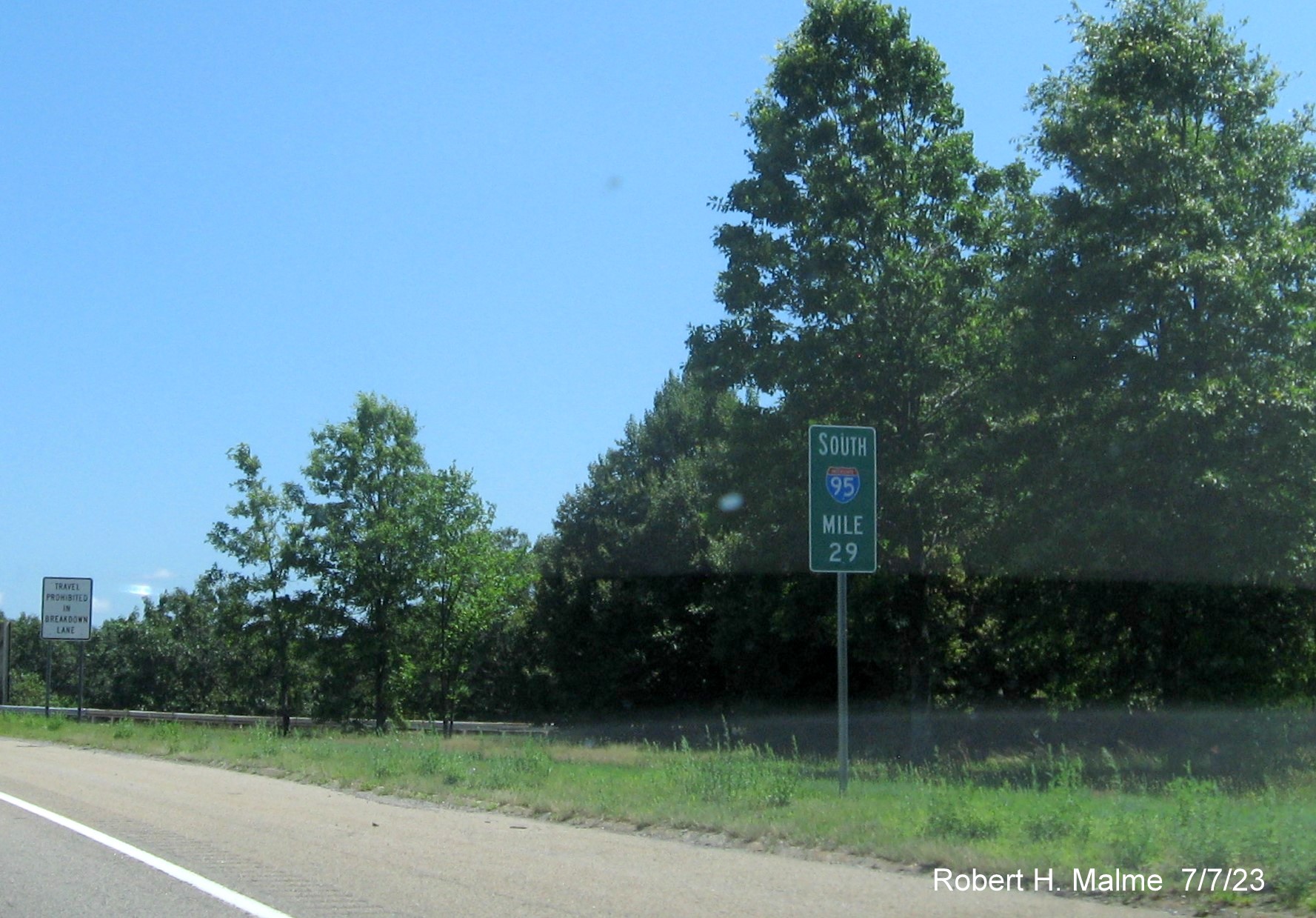 Image of newly placed Mile 29 marker along I-95 South in Dedham, July 2023