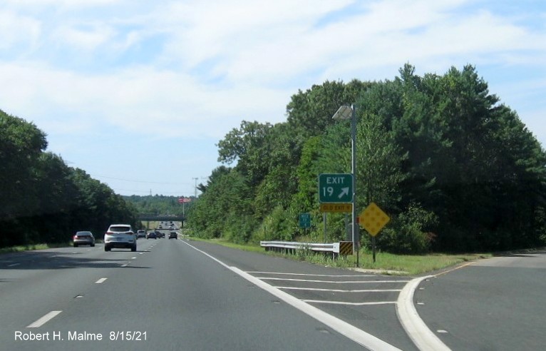 Image of newly placed gore sign for the US 1 exit on I-95 South in Walpole, August 2021