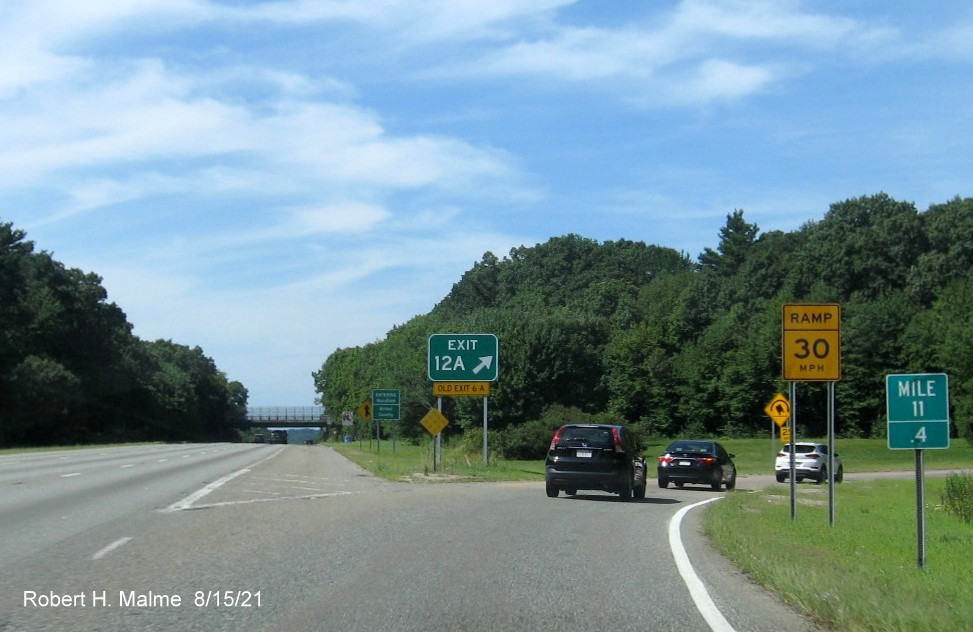 Image of newly placed gore sign for the I-495 South exit on I-95 South in Foxboro, August 2021