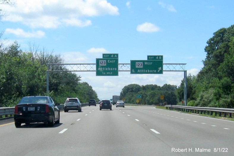 Image of recently placed overhead signs at ramp for MA 123 West exit on I-95 South in Attleboro, August 2022