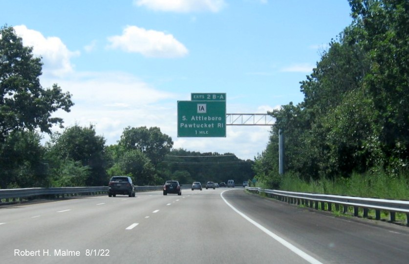 Image of newly placed 1 mile advance overhead sign for MA 1A exits on I-95 South in Attleboro, August 2022