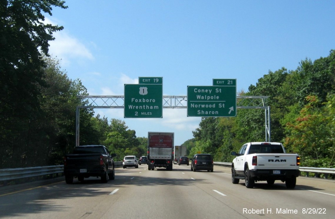 Image of newly placed overhead signage for US 1 and Coney Street/Walpole Street at the latter off-ramp on I-95 South in Walpole, August 2022