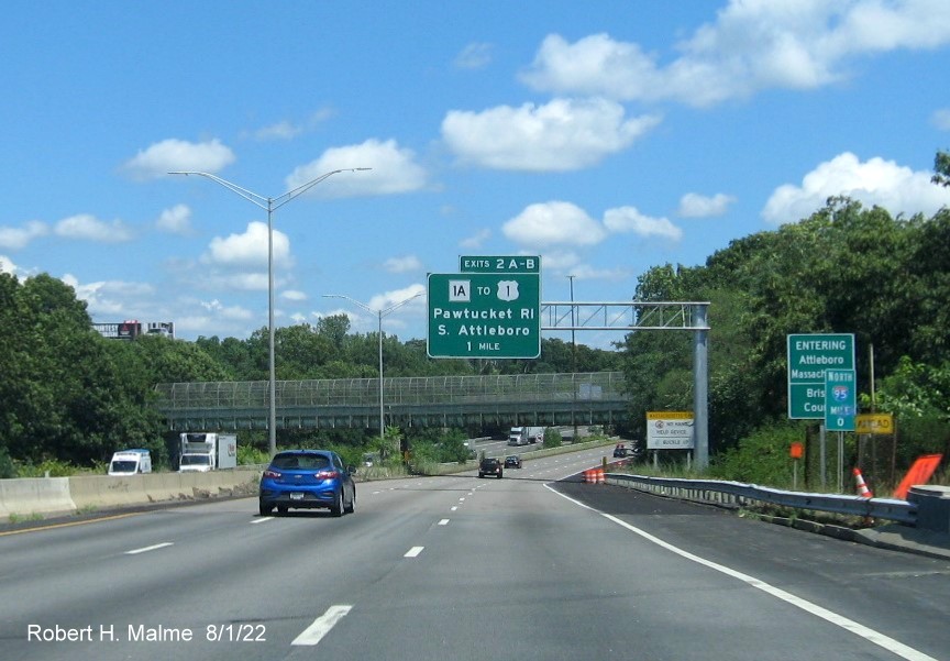Image of newly placed 1 mile advance overhead sign for MA 1A exits on I-95 North in Attleboro,  August 2022
