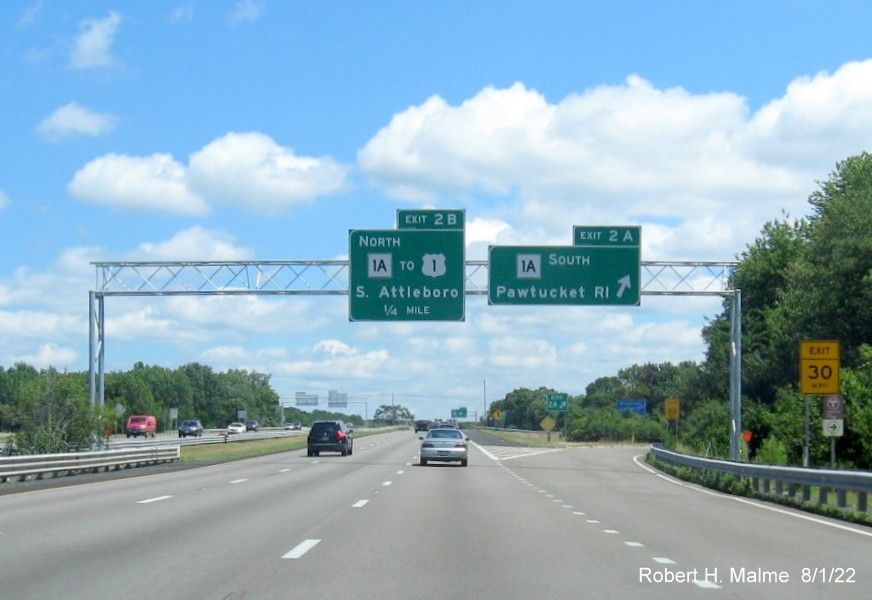 Image of newly placed overhead signage at ramp for MA 1A South exit on I-95 North in Attleboro,  August 2022