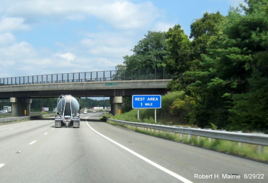 Image of recently placed 1 mile advance ground mounted Rest Area blue sign on I-95 North in Attleboro, July 2022