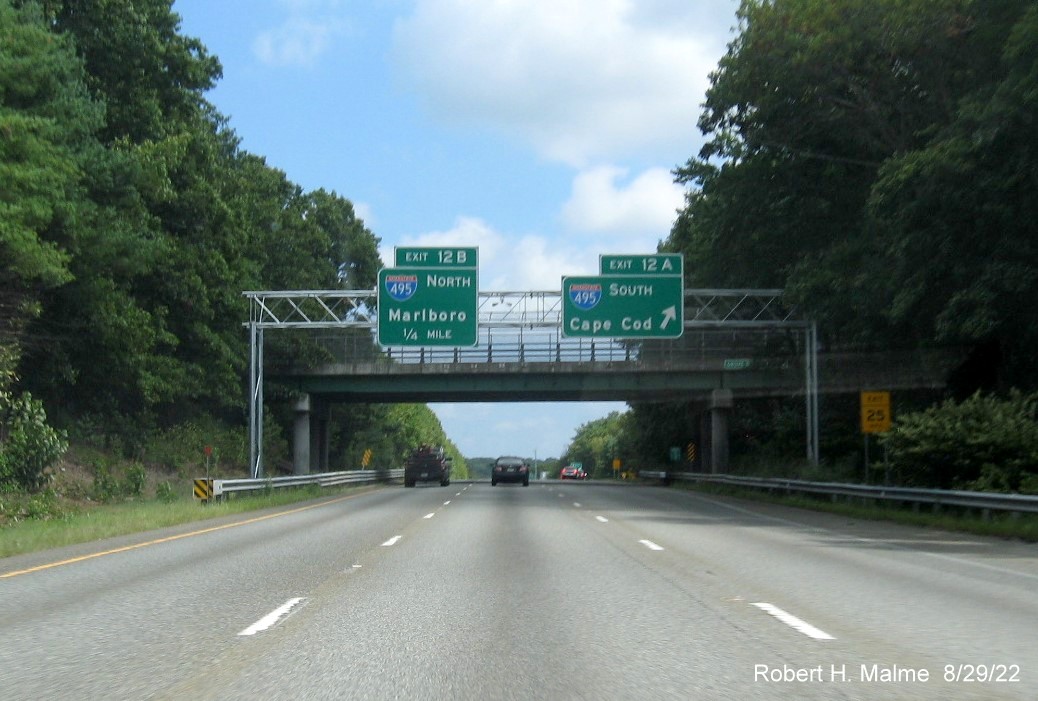 Image of newly placed overhead signs at the ramp for the I-495 South exit on I-95 North in Mansfield, August 2022