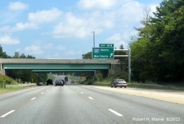 Image of newly placed overhead signs at the ramp for the I-495 North exit on I-95 North in Mansfield, August 2022