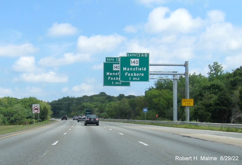 Image of newly placed 1 mile advance overhead sign for MA 140 exit placed behind existing sign that had not been removed on I-95 North in Foxboro, August 2022