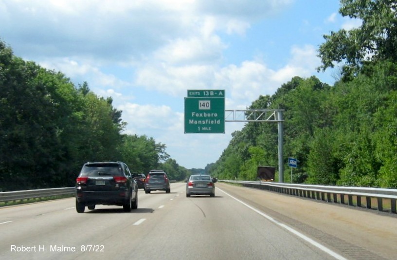 Image of newly placed 1 mile advance overhead sign for the MA 140 exits on I-95 South in Foxboro, August 2022