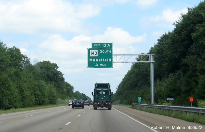 Image of newly placed 1/4 mile advance overhead sign for MA 140 South exit on I-95 North in Foxboro, August 2022