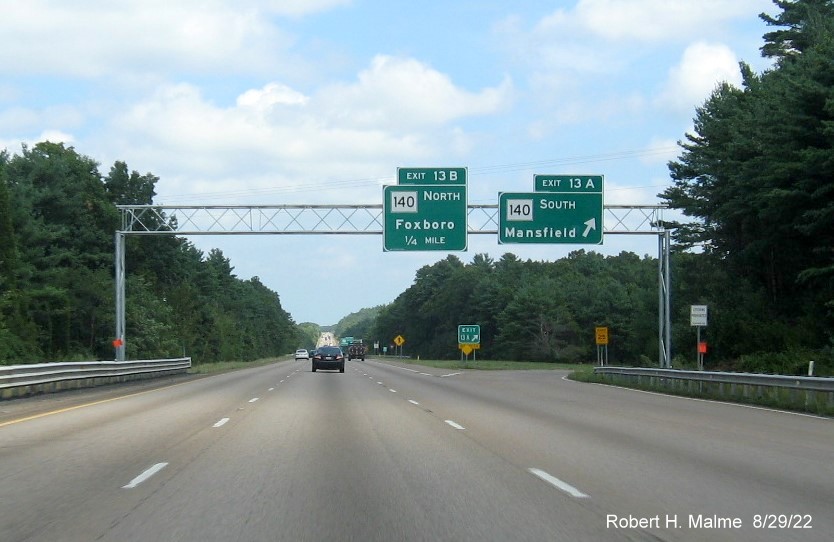 Image of newly placed overhead signage at ramp for MA 140 South exit on I-95 North in Foxboro, August 2022