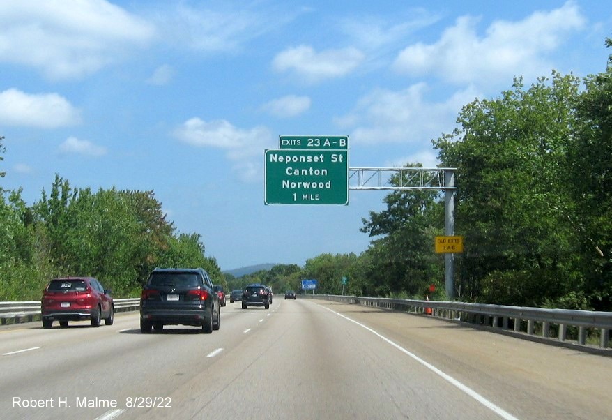 Image of newly placed 1 mile advance overhead sign for Neponset Street exits on I-95 North in Sharon, August 2022