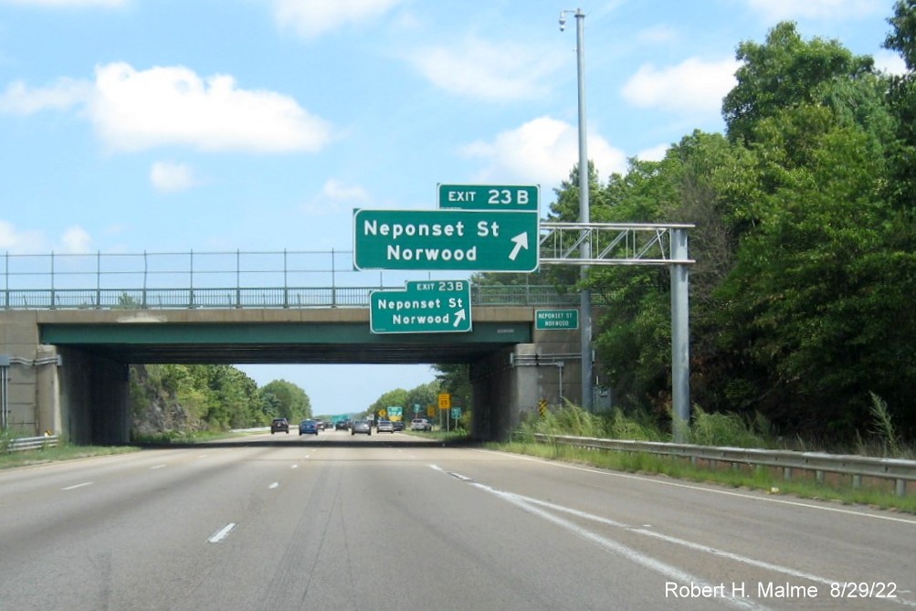 Image of newly placed overhead ramp sign for Neponset Street west exit on I-95 North in Norwood, August 2022