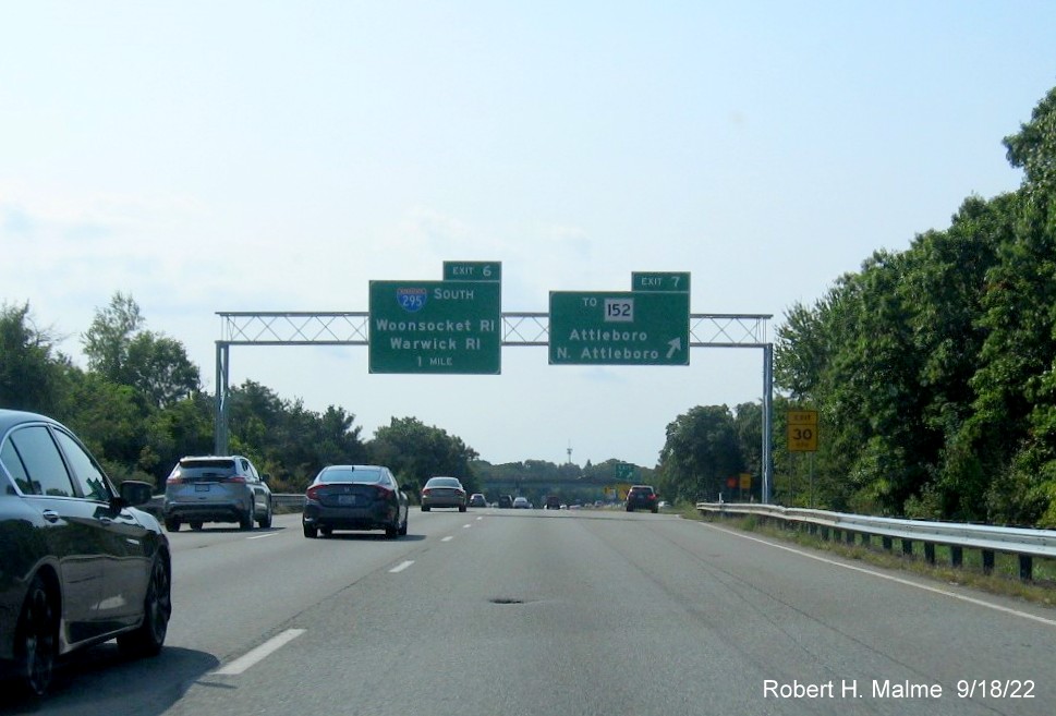Image of newly placed overhead sign gantry with advance signs for I-295 and To MA 152 exits on I-95 South in North Attleborough, September 2022
