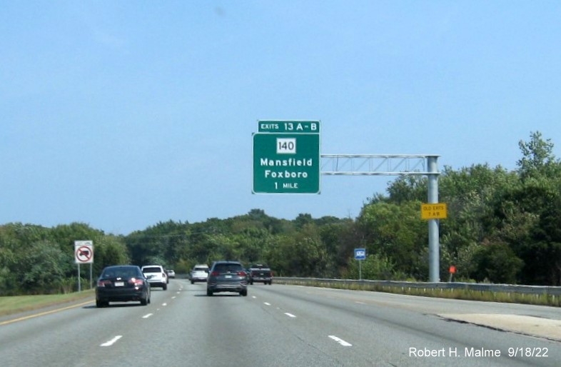 Image of recently placed 1 mile advance sign for MA 140 exits now with old sign removed from in front on I-95 North in Foxboro, September 2022