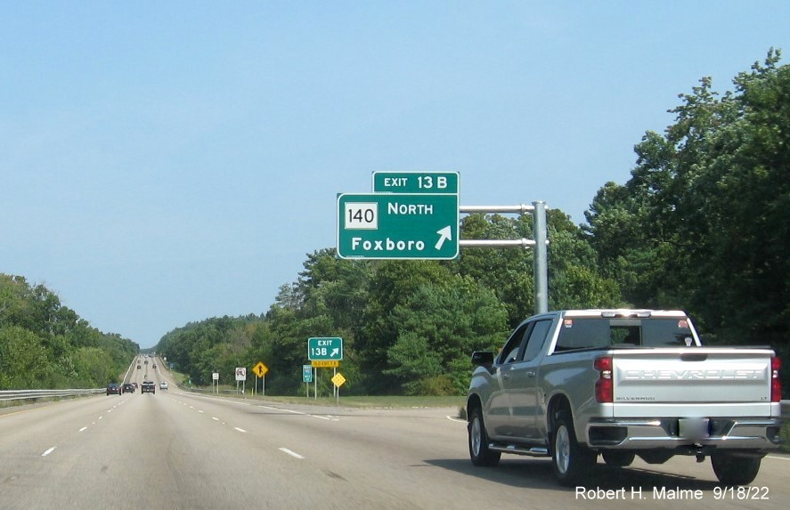 Image of newly placed overhead ramp sign at MA 140 North exit on I-95 North in Foxboro, September 2022