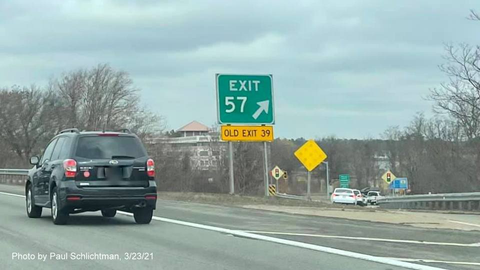 Image of gore sign at ramp for Main Street exit with new milepost based exit number and yellow Old Exit 41 gore sign below on I-95 South in Wakefield, March 2021