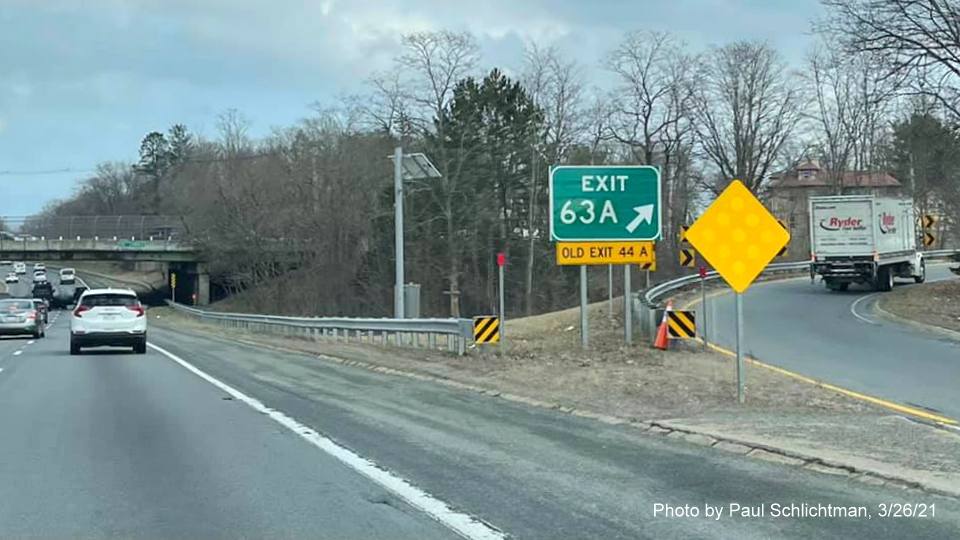 Image of gore sign for US 1 South/MA 129 East exit with new milepost based exit number and yellow Old Exit 44A advisory sign below on I-95/MA 128 North in Lynnfield, by Paul Schlichtman, March 2021