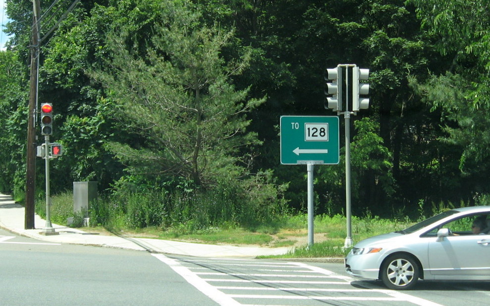 Image of erroneous To MA 128 guide sign on Furnace Brook Pkwy in Quincy