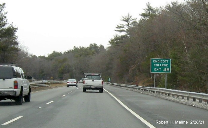 Image of auxuiliary sign for Endicott College at Grapevine Road exit with new milepost based exit number on MA 128 North in Wenham, February 2021
