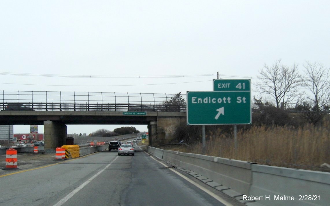 Image of ground mounted ramp sign for Endicott Street exit with new milepost based exit number on MA 128 North in Danvers, February 2021