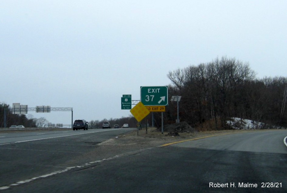 Image of gore sign for I-95 North exit with new milepost based exit number and yellow old exit number sign below on MA 128 South in Peabody, February 2021