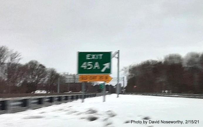 Image of gore sign for MA 1A South exit with new milepost based exit number and yellow old exit number sign below on MA 128 South in Beverly, by David Noseworthy, February 2021