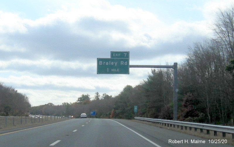 Image of 1-mile advance overhead sign for the Braley Road exit on MA 140 South in New Bedford, the first of remaining exits that did not change numbers, October 2020