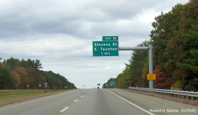 Image of 1-mile advance sign for Stevens Street exit with new milepost based exit number and yellow old exit number tab on MA 140 North in Taunton, October 2020