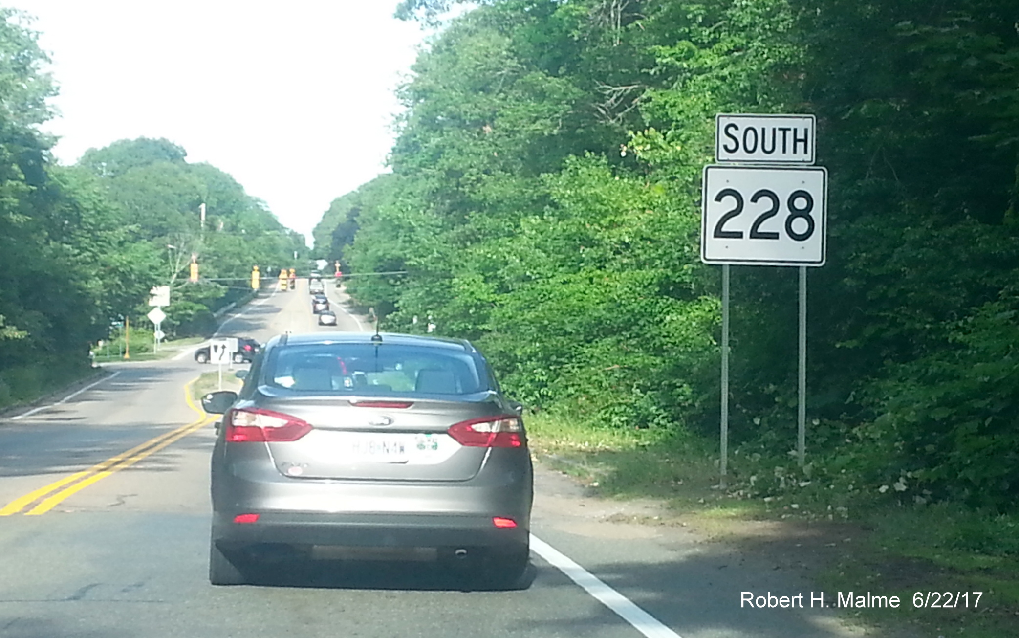 Image of large 2-post MA 228 trailblazer missing a right arrow on MA 3A South in Hingham