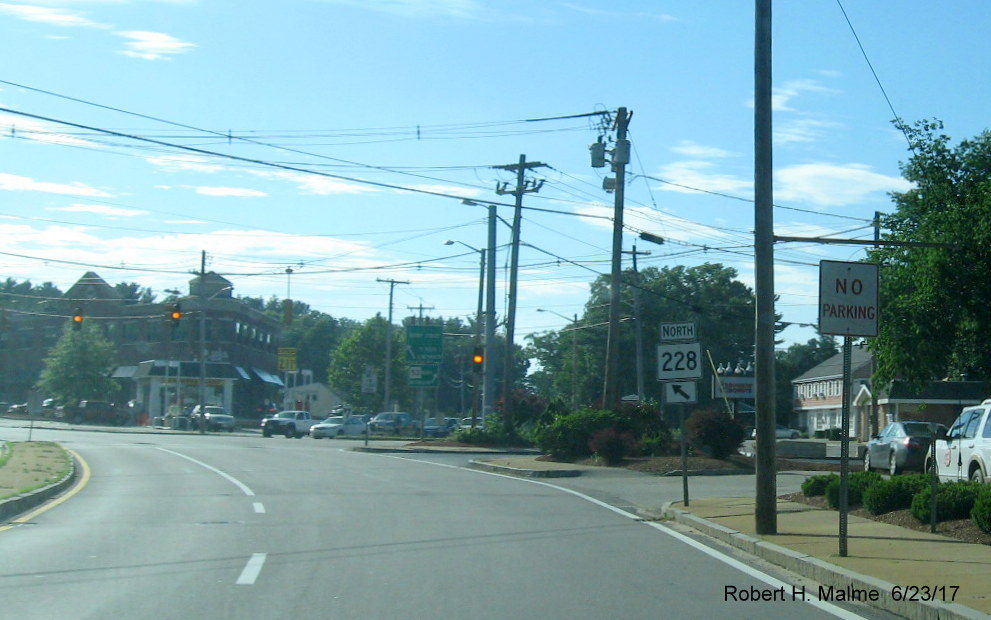 Image of newly placed erroneous MA 228 North trailblazer on MA 53 North in Hingham