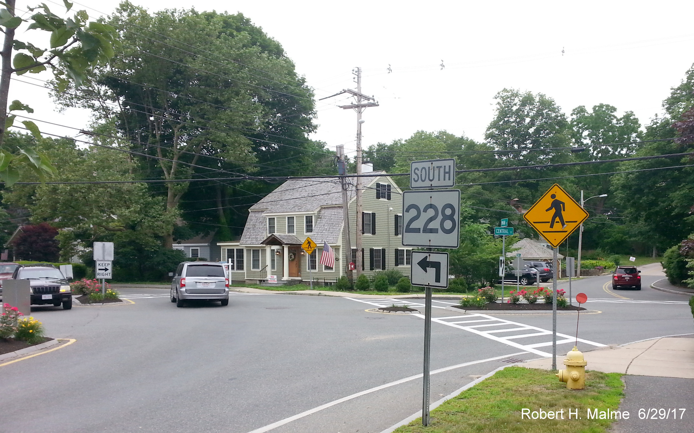 Image of old South MA 228 trailblazer at corner of Main and Central Streets in Hingham