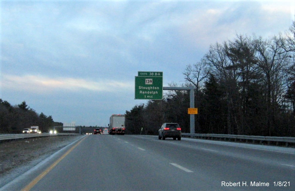 Image of 1 mile advance overhead sign for MA 139 exit with new milepost based exit number and yellow old exit number sign on support post on MA 24 South in Canton, January 2021