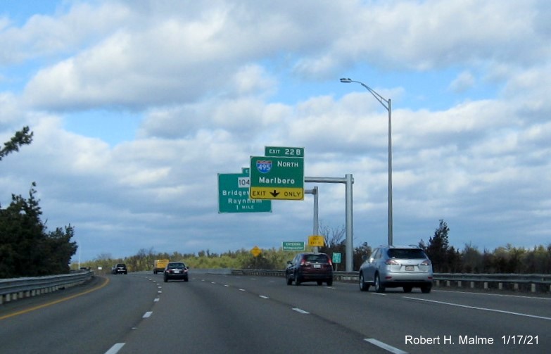 Image of 1/4 mile advance overhead sign for I-495 North exit with new milepost based exit number on MA 24 North in Bridgewater, January 2021
