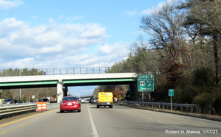 Image of temporary advance signage for 44 West exit with new milepost based exit number on MA 24 North in Taunton, January 2021
